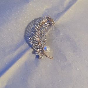 Rhinestone & Gold feather brooch